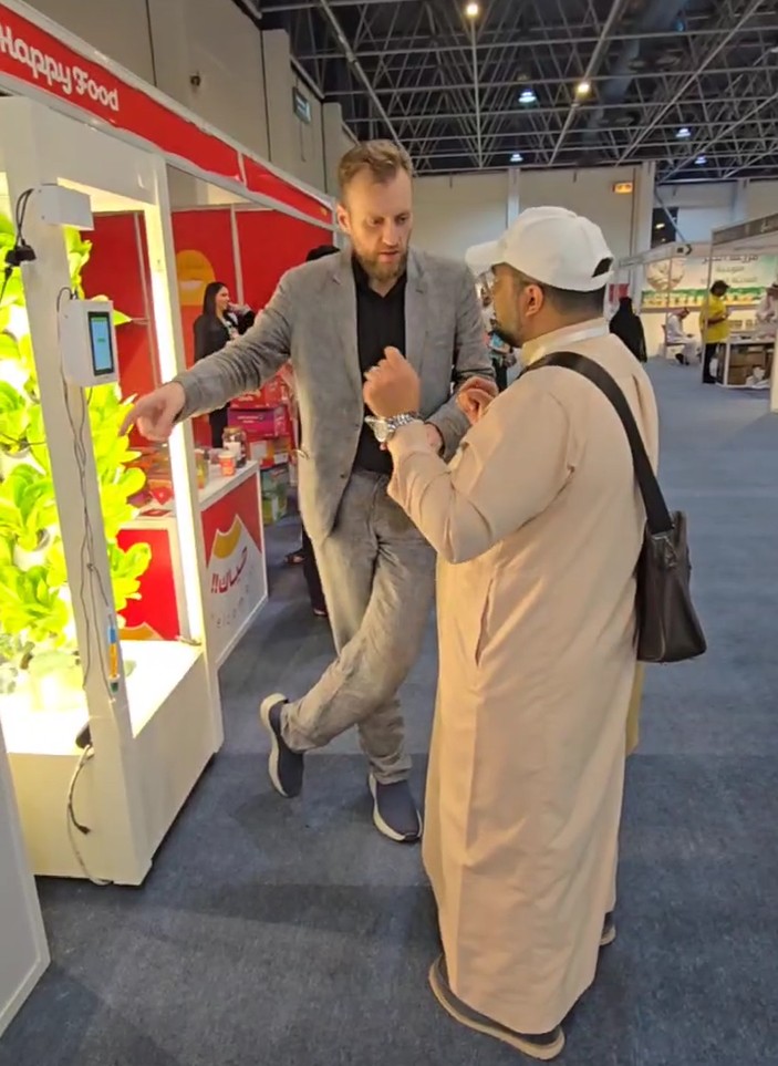 Роман Рыбаков рассказывает о преимуществах автоматизации гидропоники OverGrower на выставке AgroFood в Джидде, Саудовская Аравия