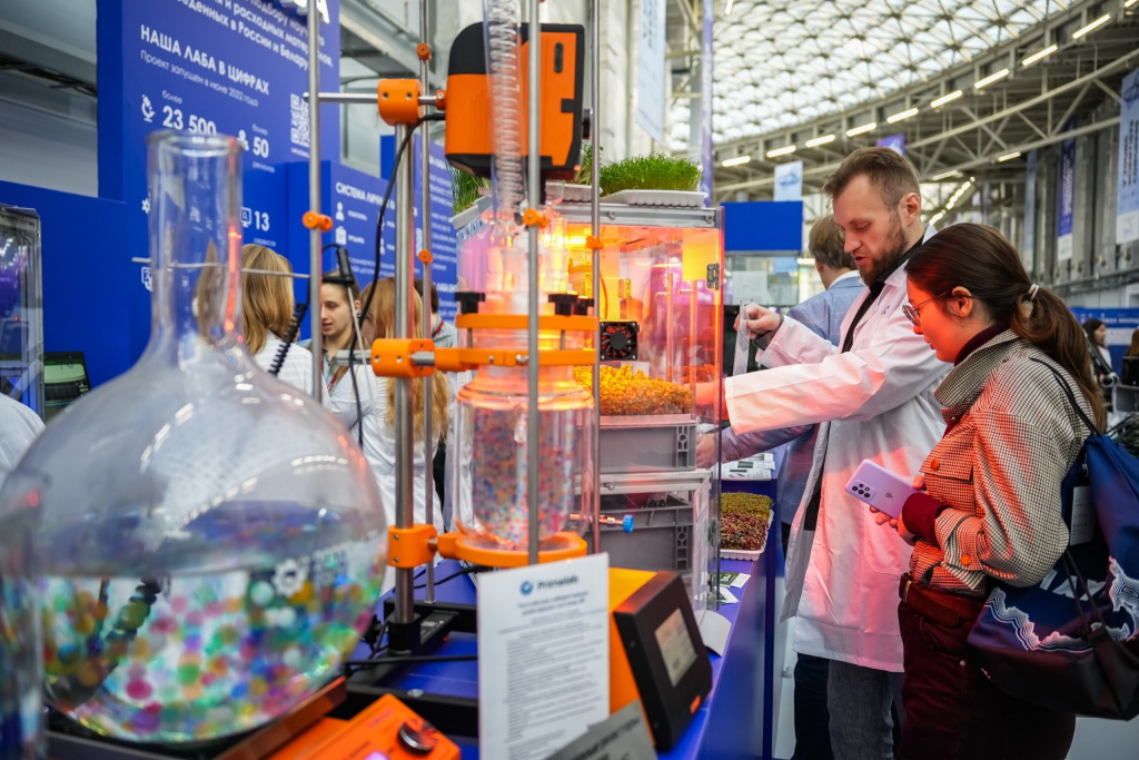 Роман Рыбаков демонстрирует возможности автоматизации выращивания OverGrower для исследователей на Конгрессе Молодых Ученых