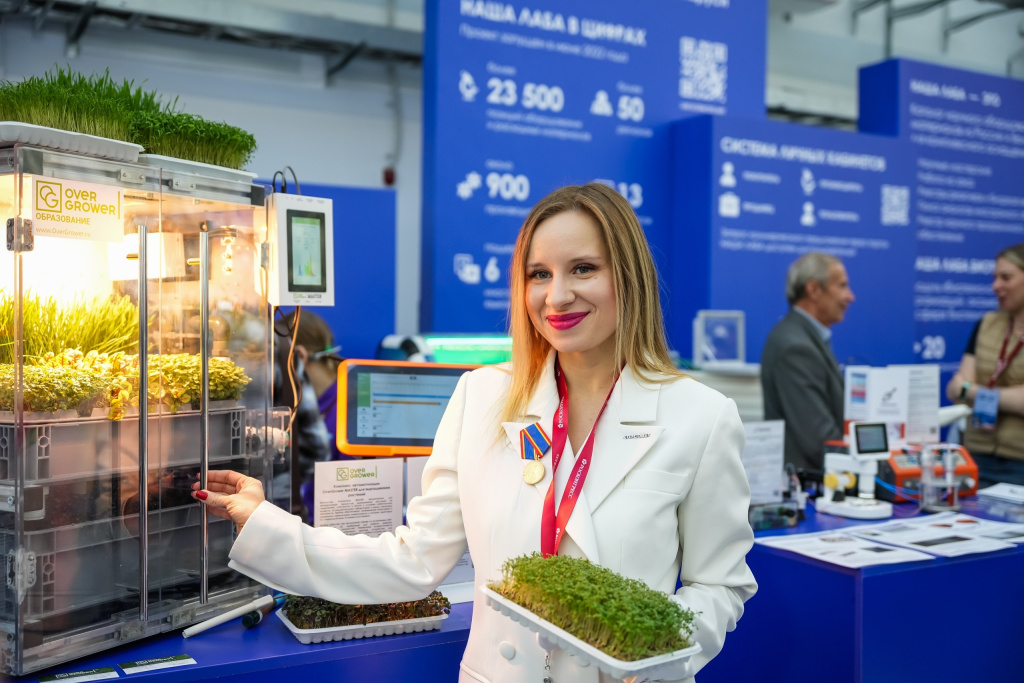 Ольга Тарасова руководитель проекта Наша Лаба представила климатические камеры OverGrower фитотрон на Конгрессе Молодых Ученых
