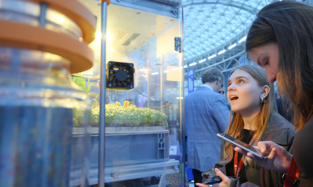 Восторженное удивление у посетителей экспозиции от возможностей фитотрона OverGrower - климатической камеры для роста и развития растений