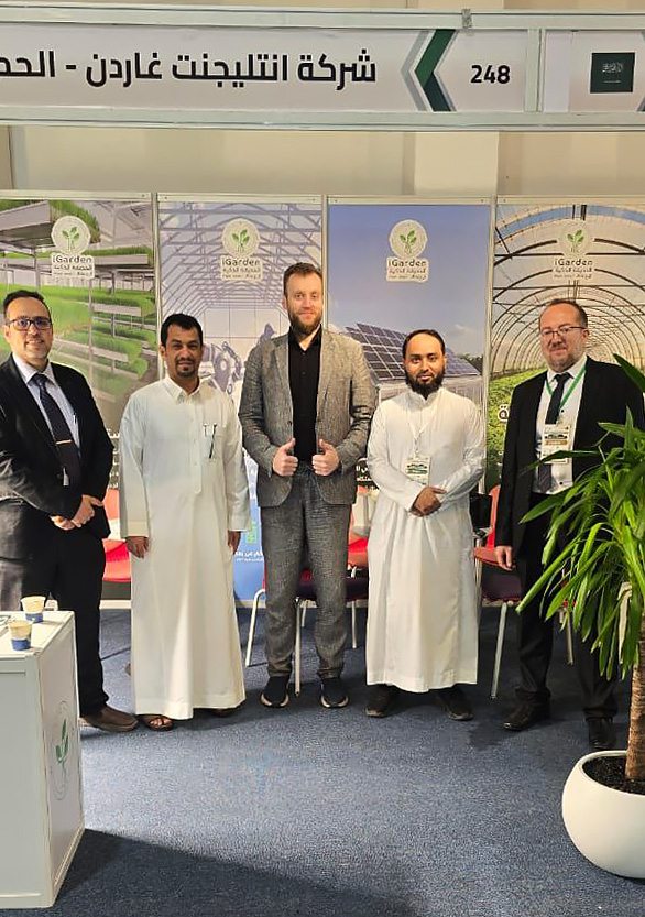 Руководитель проекта OverGrower Роман Рыбаков с партнерами из компании iGarden Джидда