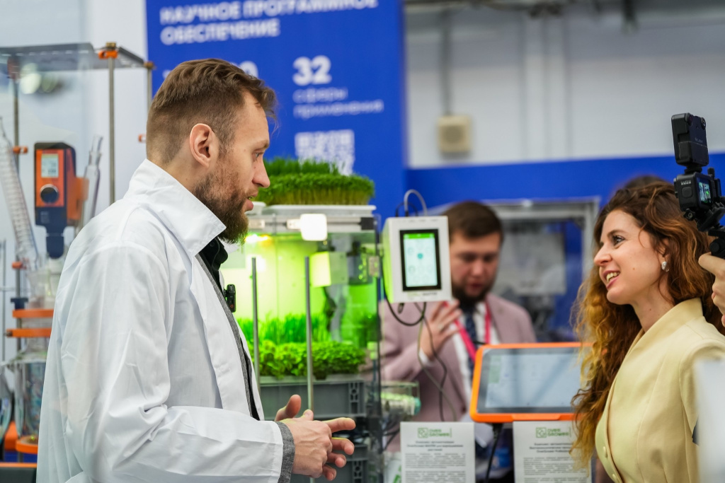 Роман Рыбаков дает интервью журналисту Первого канала о возможностях фитотрона OverGrower климатическая камера