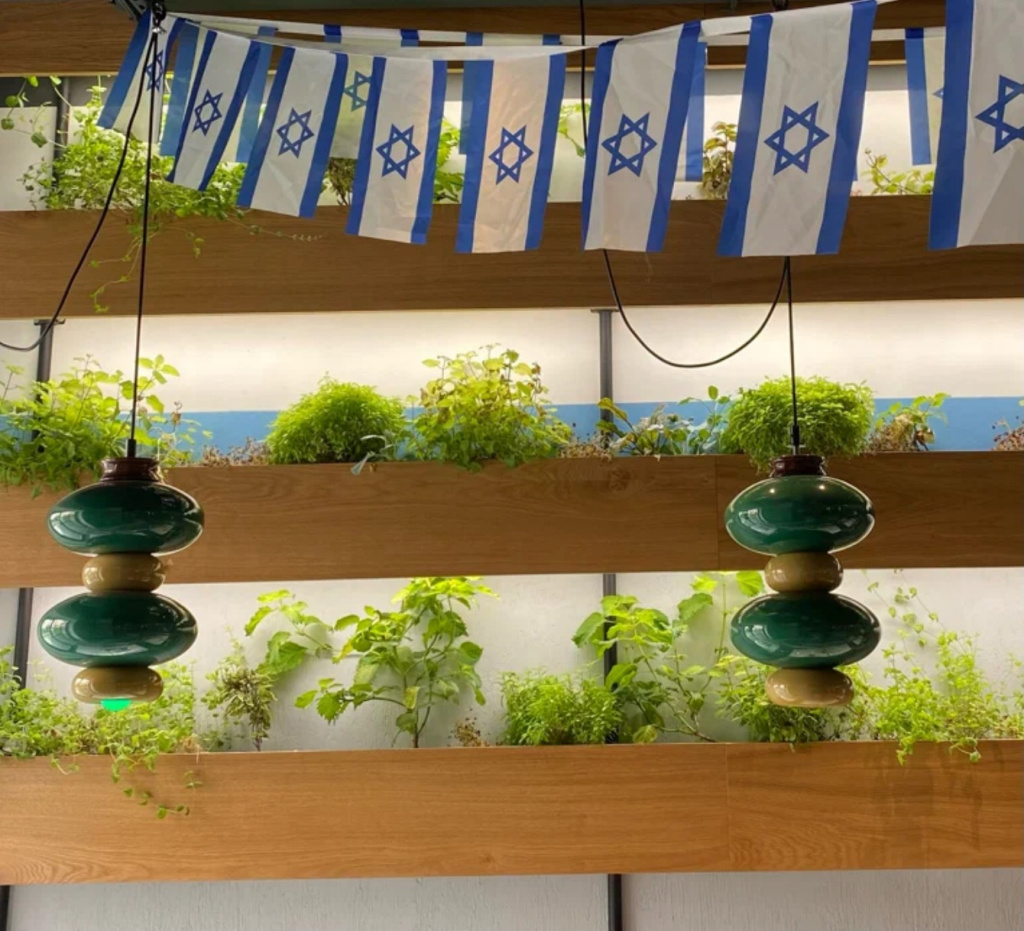 Зелень и Живые специи на гидропонной вертикальной ферме в ресторане Москвы Зелень и Живые специи на гидропонной вертикальной ферме в кафе Москвы