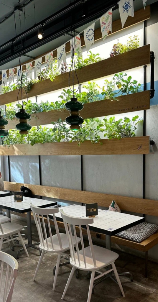 Дизайнерское решение гидропонной фермы в интерьере кафе Москвы Дизайнерское решение гидропонной фермы в интерьере кафе Москвы