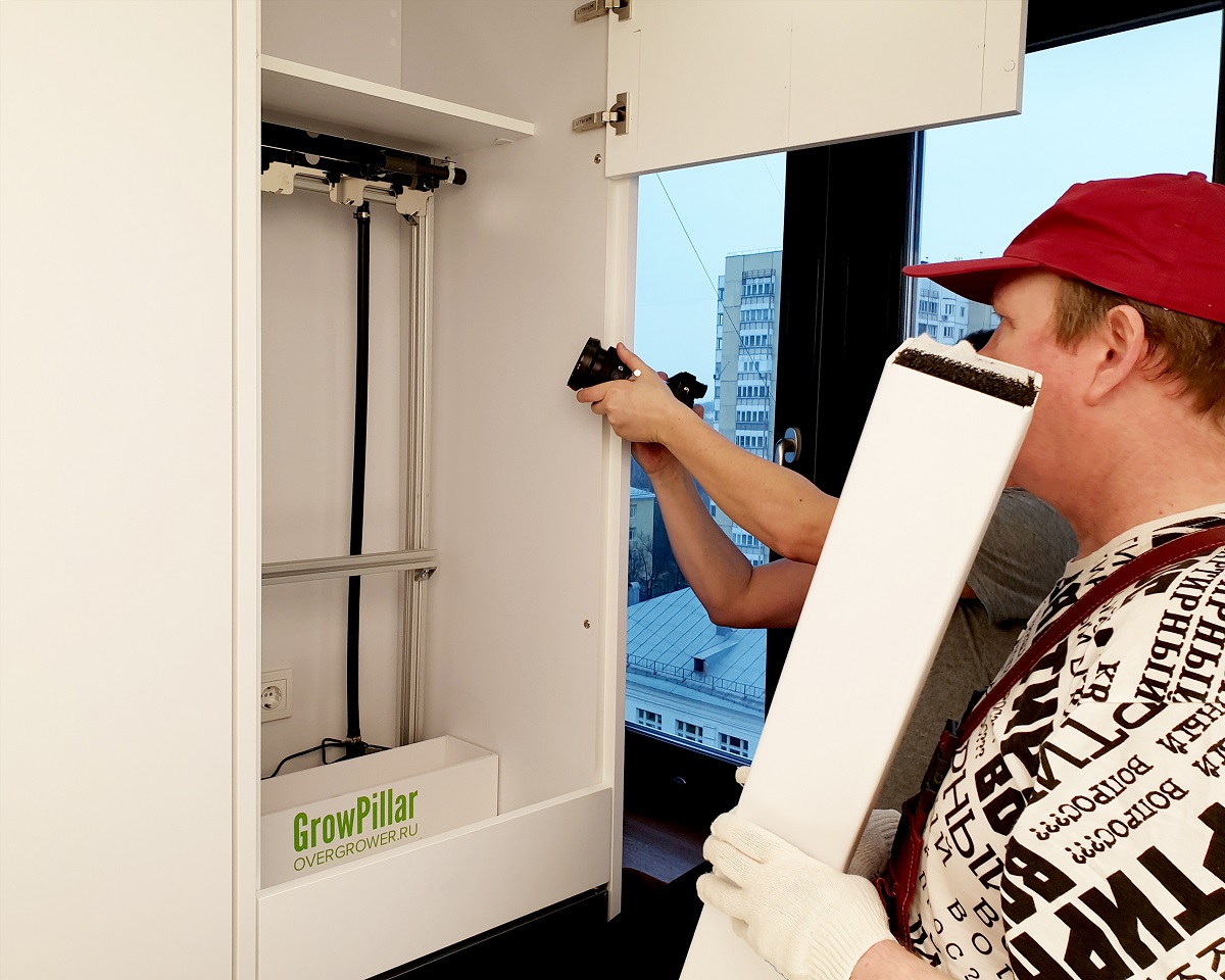 Гидропонная система GrowPillar устанавливается прямо в кухонный гарнитур над винным шкафом