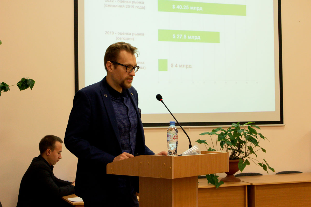 Роман Рыбаков выступил с докладом Автоматизация систем выращивания в городских условиях