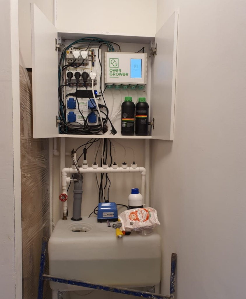 OverGrower выращивает зелень и живые специи в ресторане Москвы полностью автоматически OverGrower выращивает зелень и живые специи в ресторане Москвы полностью автоматически